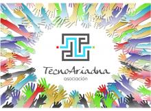 Logo de TecnoAriadna rodeado de amigos con sus manos
